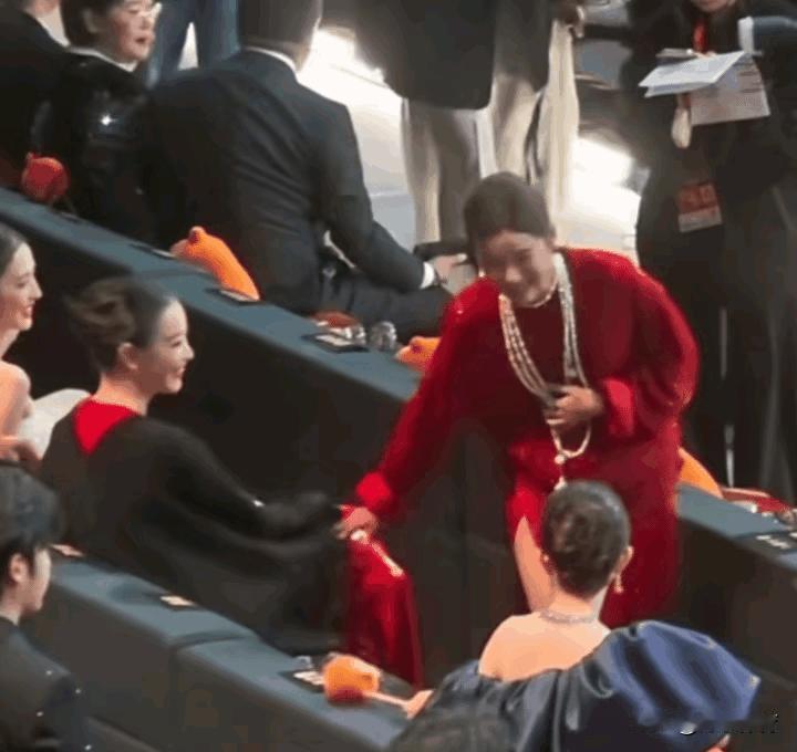 **黄金三行**首席被换座时，是竞争者帮她发声。倪妮用唇语警告辛芷蕾：“你的