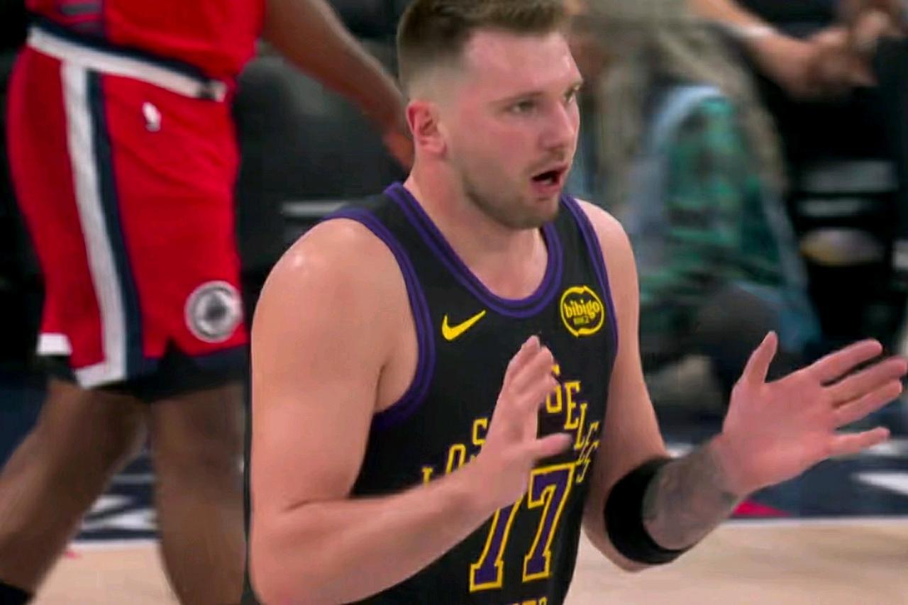 忍无可忍：nba裁判真的双标！东契奇一碰就是哨子，哈登小卡怎么突突就是要不到哨子