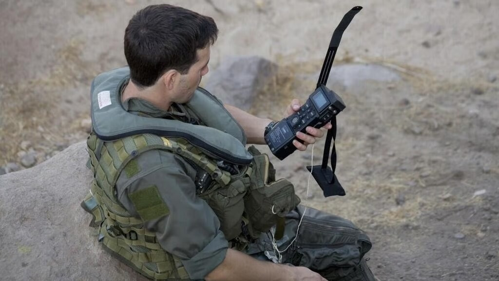 美军营救行动细节曝光¹最最核心的是这个美军一直跟后方保持联系！在指挥下爬到营救