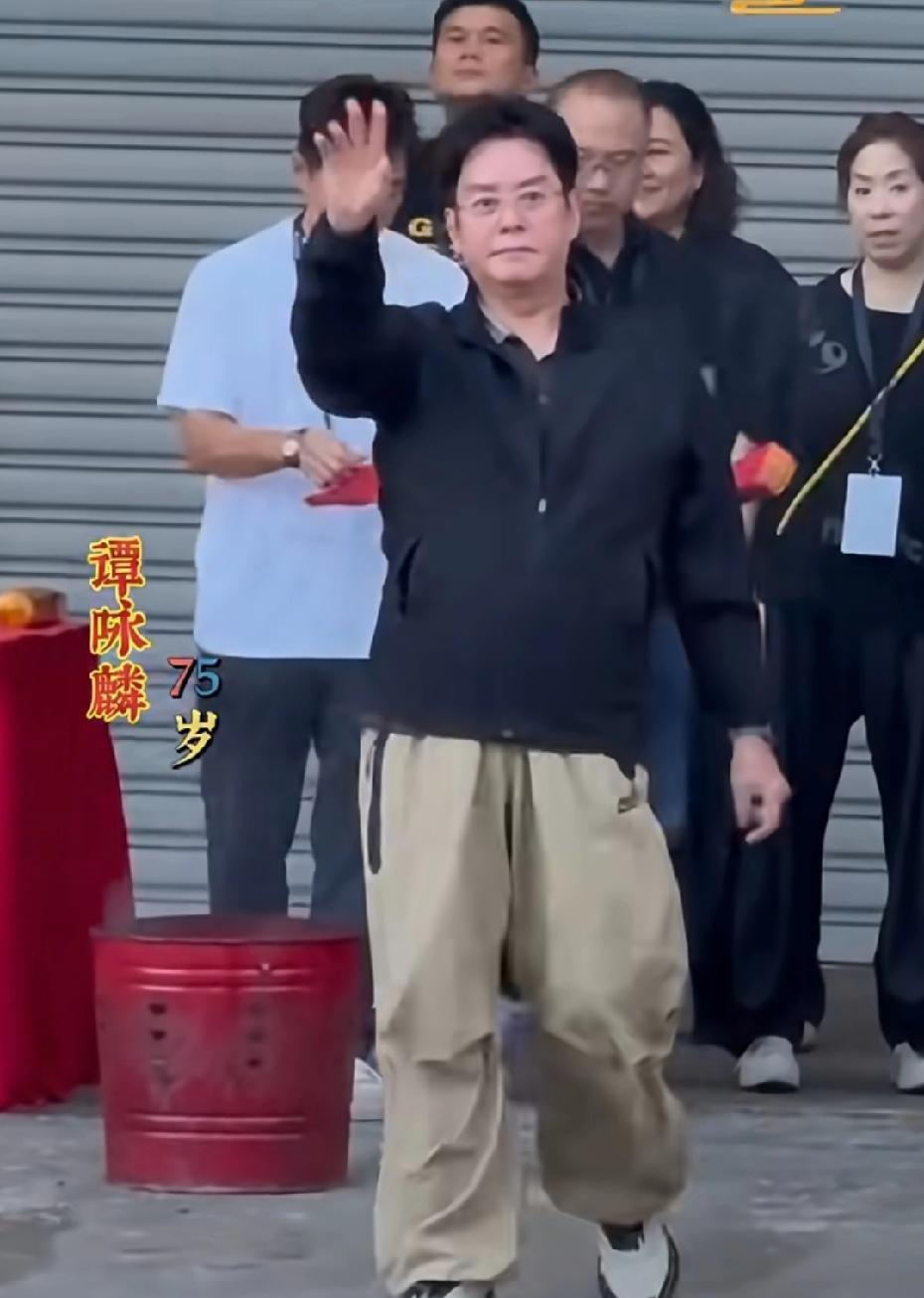 时光匆匆！当初的他们也是撑起香港影坛半壁江山的人，现在也都渐渐老去了…郑少秋和
