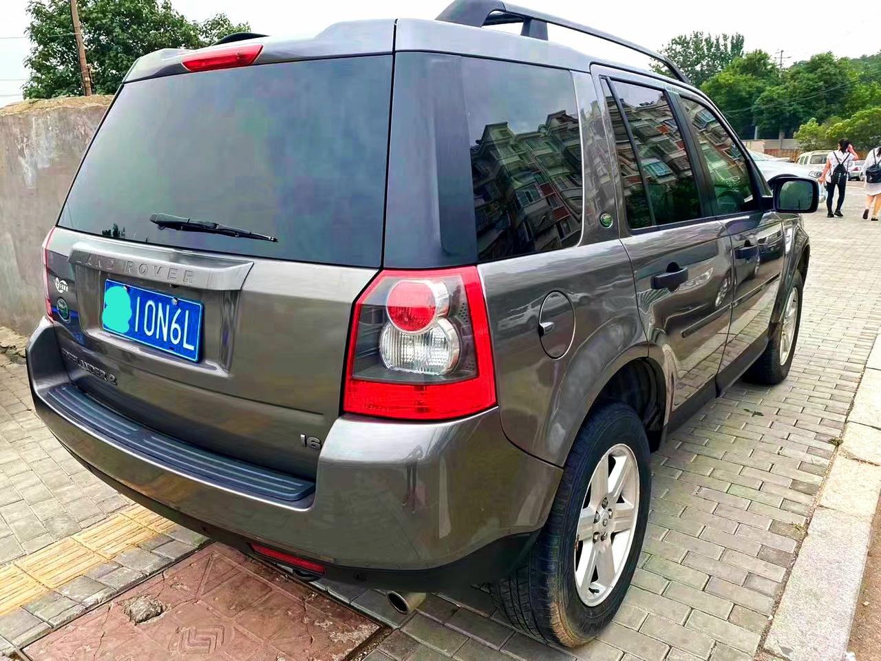 这是二代神行者柴油。国内早期的一批版本。搭载2.2升柴油发动机。百公里油耗市区在