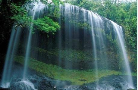 【镜泊湖山脉】位于长白山张广才岭与老爷岭过度地区，属低山丘陵地貌。湖西山势起伏较