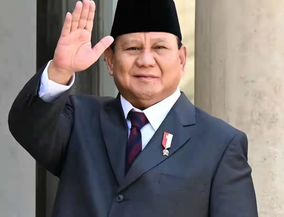 印尼总统普拉博沃是很务实的总统，他坚持自己国家的独立外交，不站队，不结盟的原则。