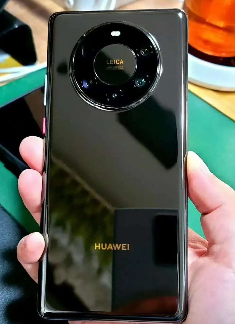 现在明白了吧，华为才是最厉害的，其他人跟在后面照抄华为没有的，友商也别想有，