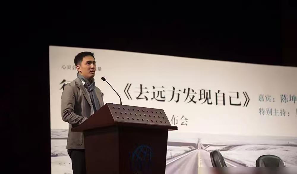 这事不是什么英雄故事，就是一个普通人在网上说话，说了三十年。他和朱令只同班一年