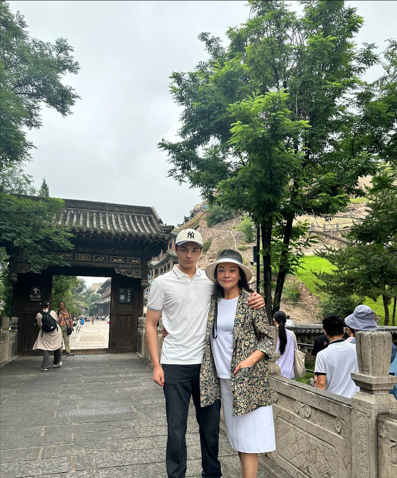 同是远嫁国外的知名女演员，她却比巩俐聪明太多了！二婚嫁大9岁瑞士富豪，婚后定居欧
