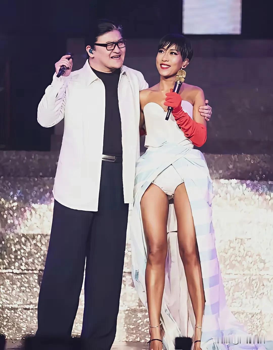 吉克隽逸是刘欢的学生，和老师同台穿的演出服，谁看了都有点辣眼。一个从大山里走出来