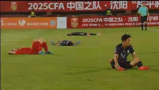 国足两天两次输给韩国队，结果却不一样，一个让人心疼，一个让人愤怒……！国足u