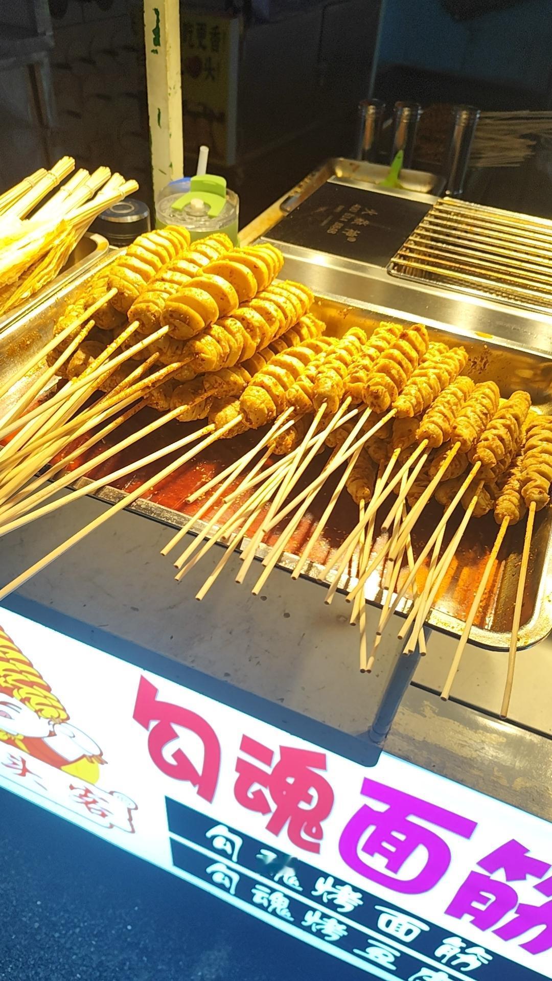 盛传曹操屠城，我总是不大相信，能写出“呦呦鹿鸣，食野之苹”的人，怎么会做到屠城，