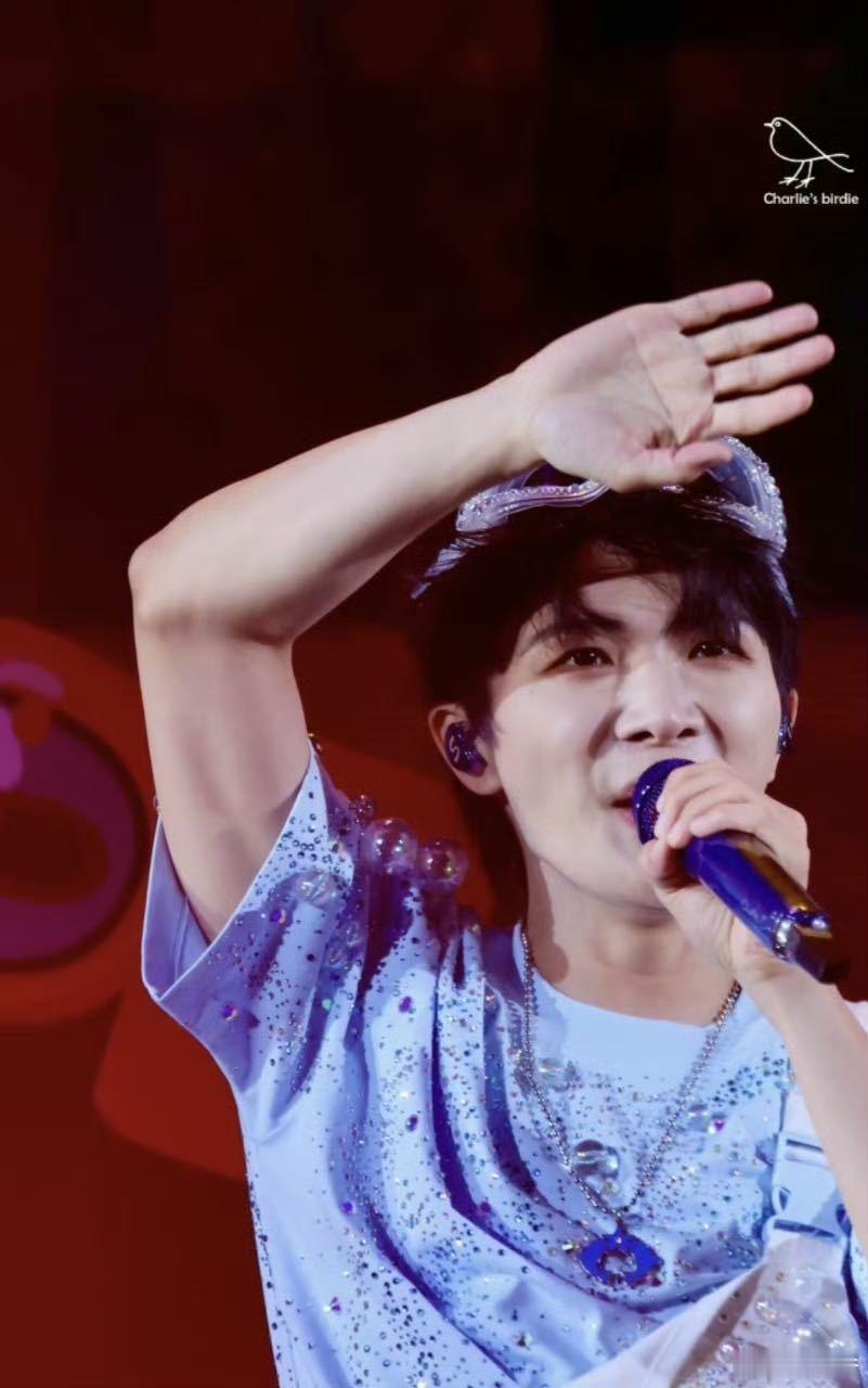 周深肌肉线条家人们快去看周深新MV！里面他的手臂肌肉线条真的太绝了！一直以为他