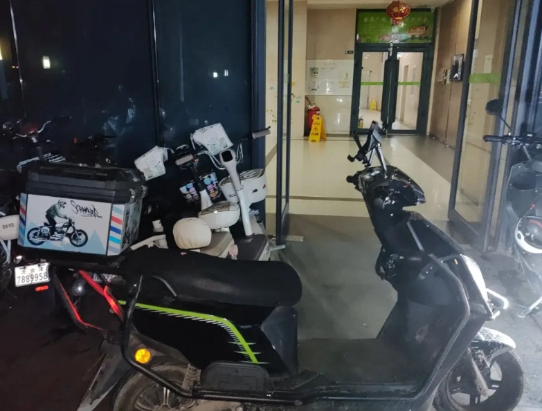 昨天我们小区进行业主投票：是否禁止外卖车进入小区？而我的选择是同意禁止！我们小