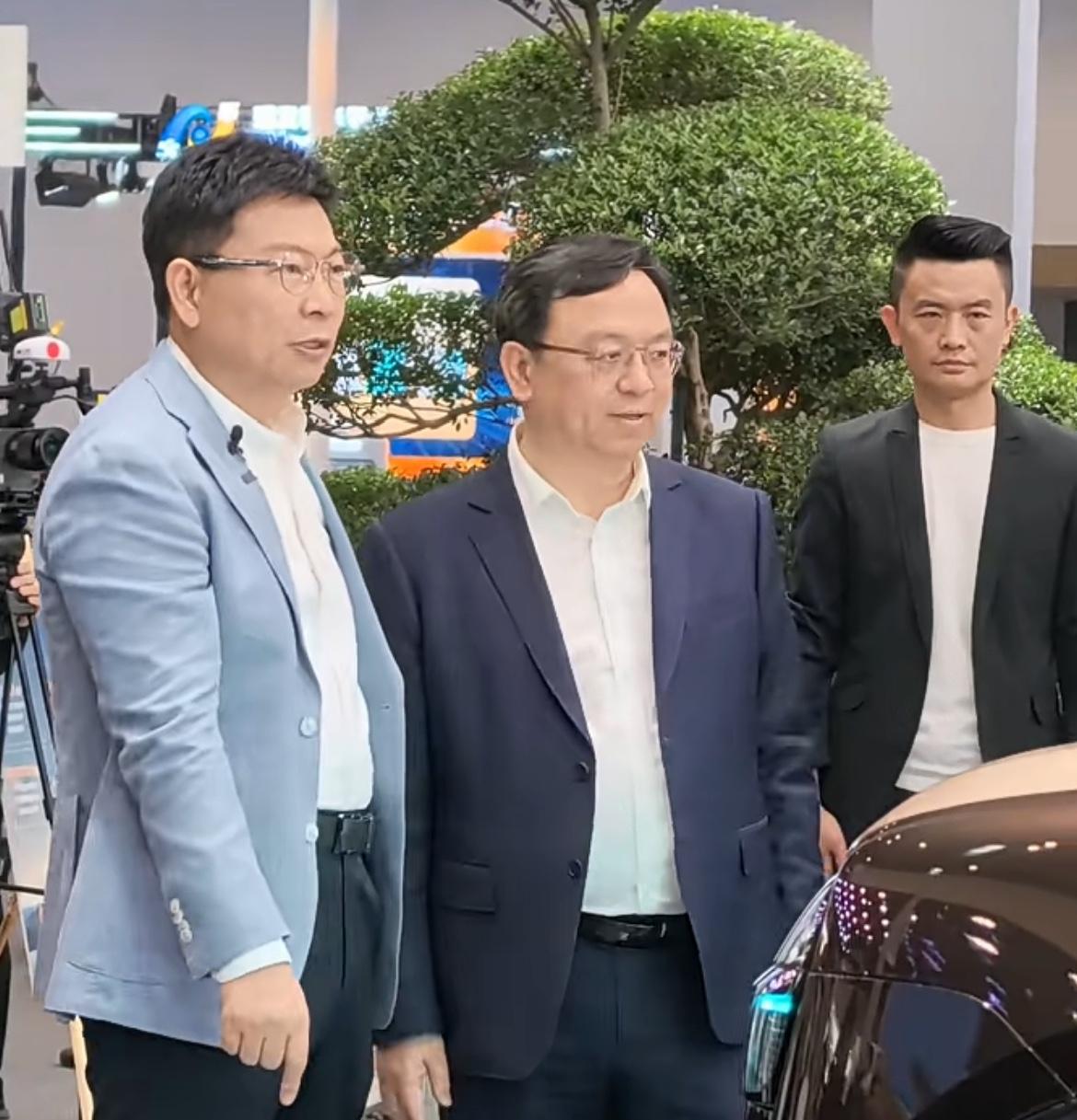 王传福与余承东互动交流！4月26日，比亚迪董事长王传福造访问界展台，与余承东