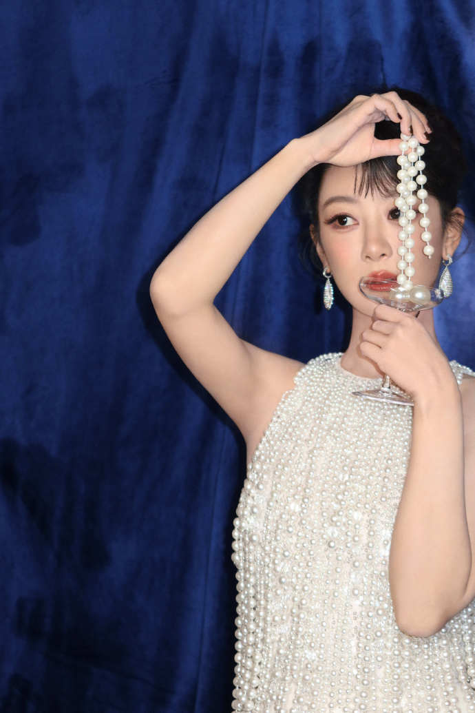 杨紫生日大片拍摄花絮，像珍珠般耀眼，新的一岁也这样闪耀每刻吧​​​