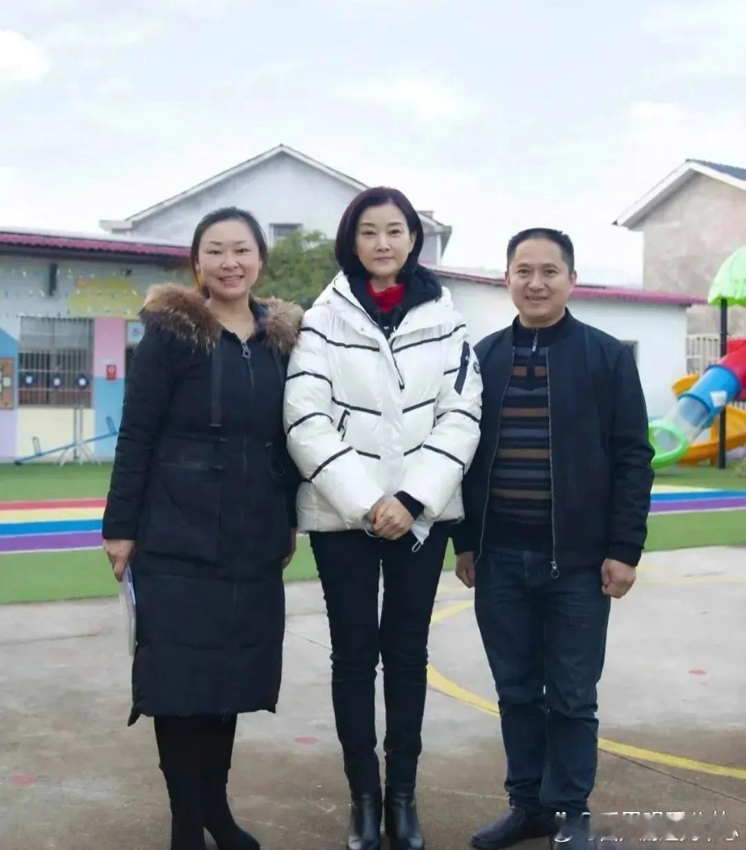 57岁的宋祖英，虽是大妈年龄，却散发出中年女性的气质。