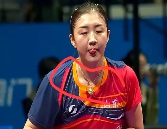 陈梦比赛戴的这条大金链够亮眼吧？从链子的做工看这克重不轻，估计没有几万块拿不