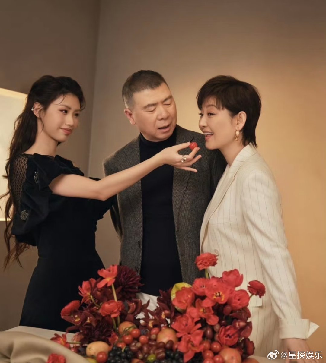 冯小刚徐帆一家三口全家福实话实说，这组照片里最打动人的是冯小刚看女儿的眼神，那种