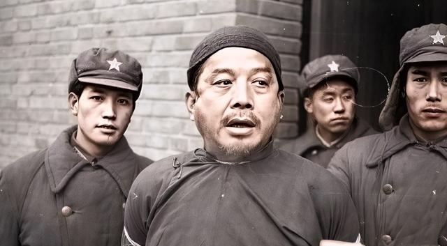 袁文会是天津青帮头目，他和杜月笙一样在黑白两道混得极开，又很有势力，因此就有“南