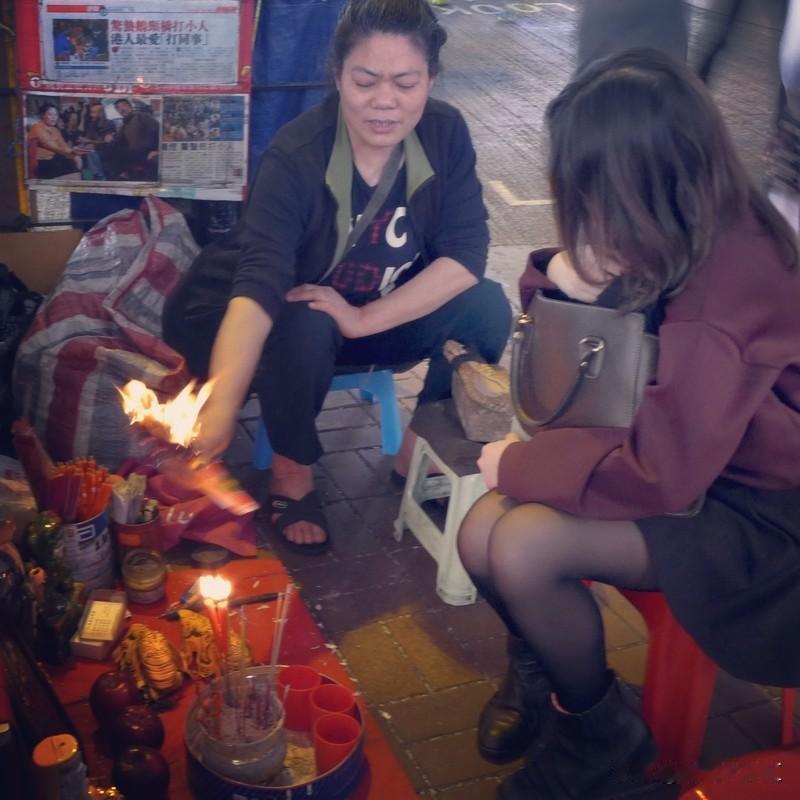 对付小人，千万别硬刚，那是费力不讨好。我有两招超实用。一是“嗯”字诀。小人阴阳