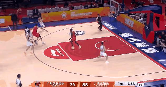 徐杰这新的庆祝动作是什么意思？徐杰在迎着徐昕的封盖，投进一个三分后，用三分的手