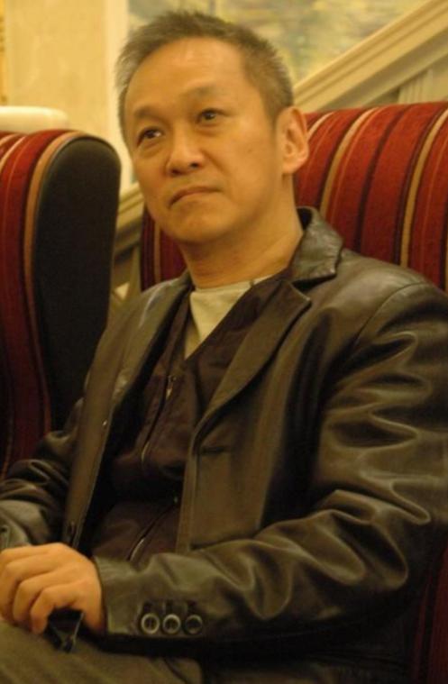 1982年，成龙以50万的年薪请陈德森当他的司机，但四年后陈德森却说：“大哥，我