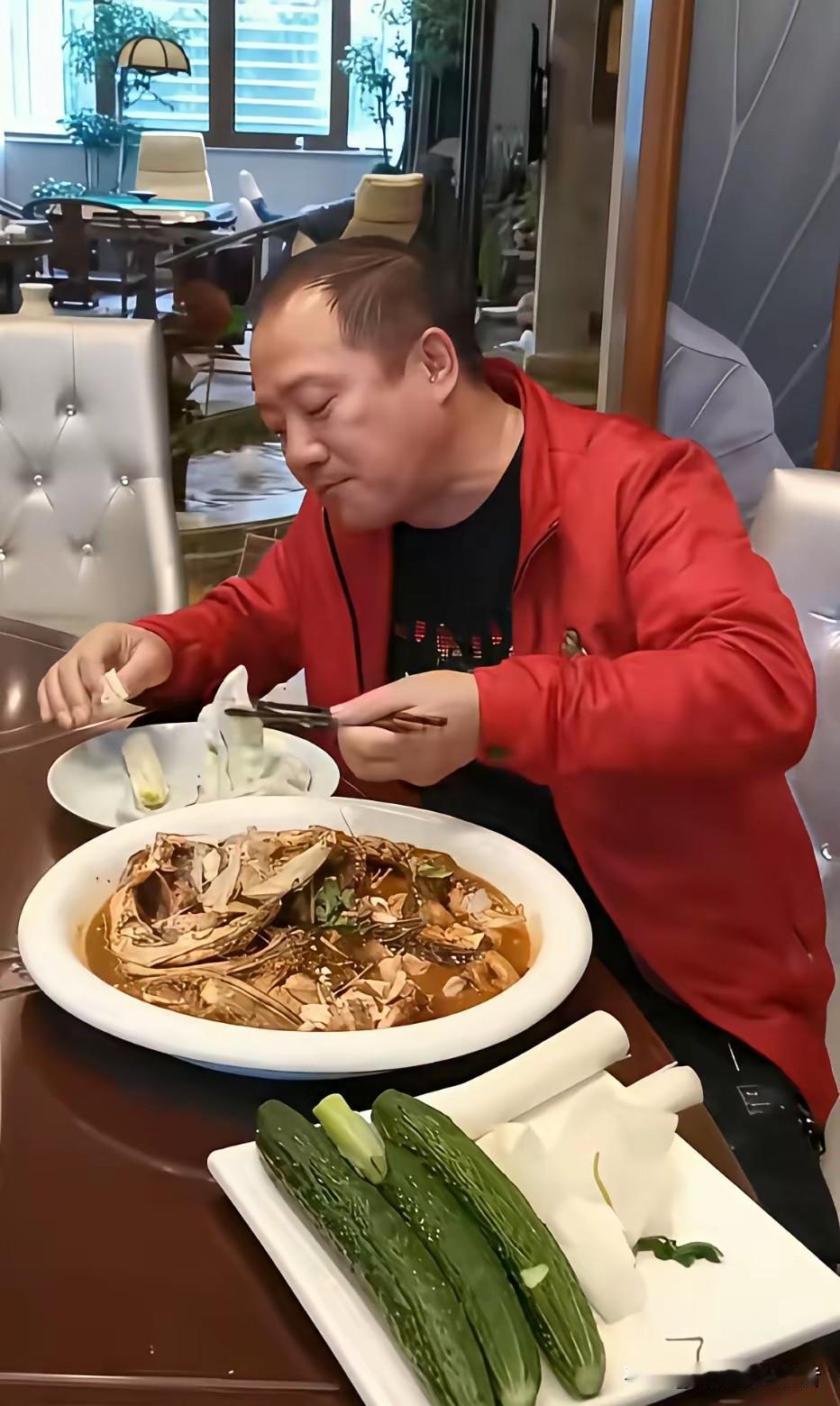 为什么谢广坤吃饭每次都有蘸酱菜，东北人也不是顿顿蘸酱菜啊！谢广坤扮演者唐鉴军没