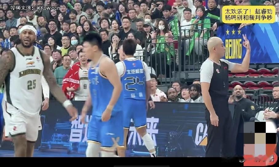 一场篮球，能让我写八篇头条，Cba比赛，成了搞笑场。杨明和裁判争吵，赵睿过来劝