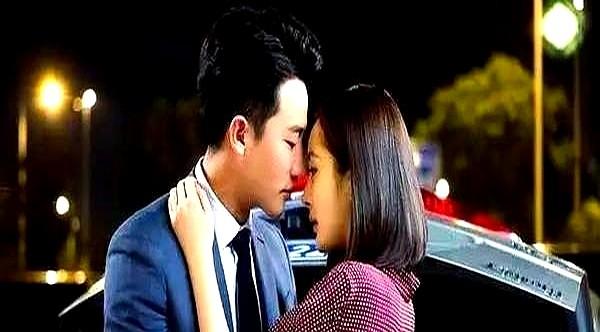 2015年，杨幂和黄轩拍戏的时候，黄轩把杨幂的超短裙往下扯了扯。当时这事被传得挺