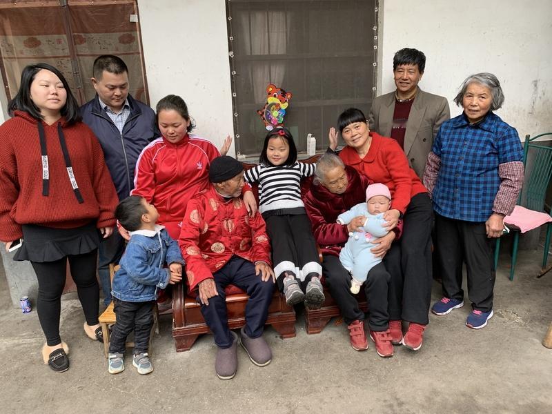 过年时，小辈向长辈要压岁钱那场面，简直太热闹了。2月有媒体报道，姑姑开车回家过年