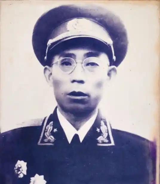 1939年齐会战役中，八路军第715团缴获了大批战利品，团长李文清从战利品挑了一
