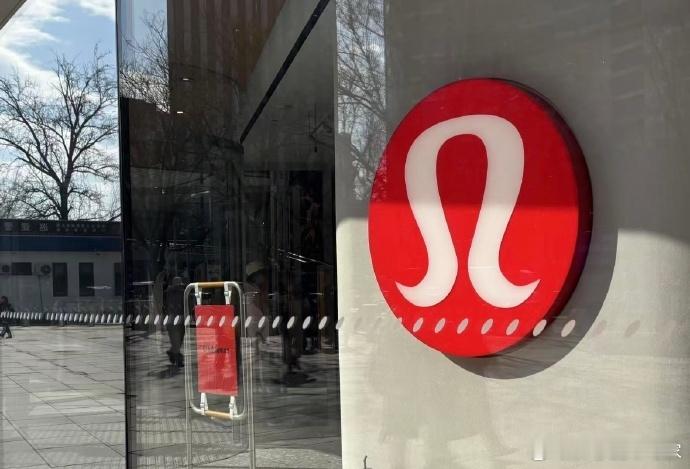 Lululemon中产神裤卖不动了1、审美疲劳，穿着瑜伽裤满街跑的姑娘可能也觉