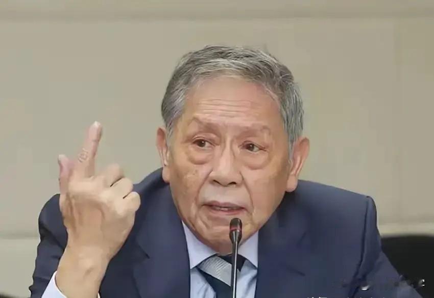 对于岛内的现状，台退将帅化民含着老泪诉苦:台湾人民是有选择权的，背靠大陆谁敢霸凌