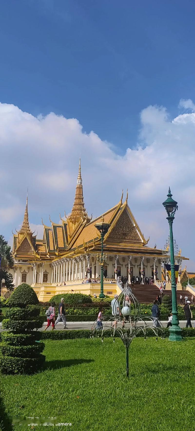 柬埔寨还有明天吗？柬埔寨现在由洪森和他儿子管着。老洪森年纪大了基本不管事，年轻