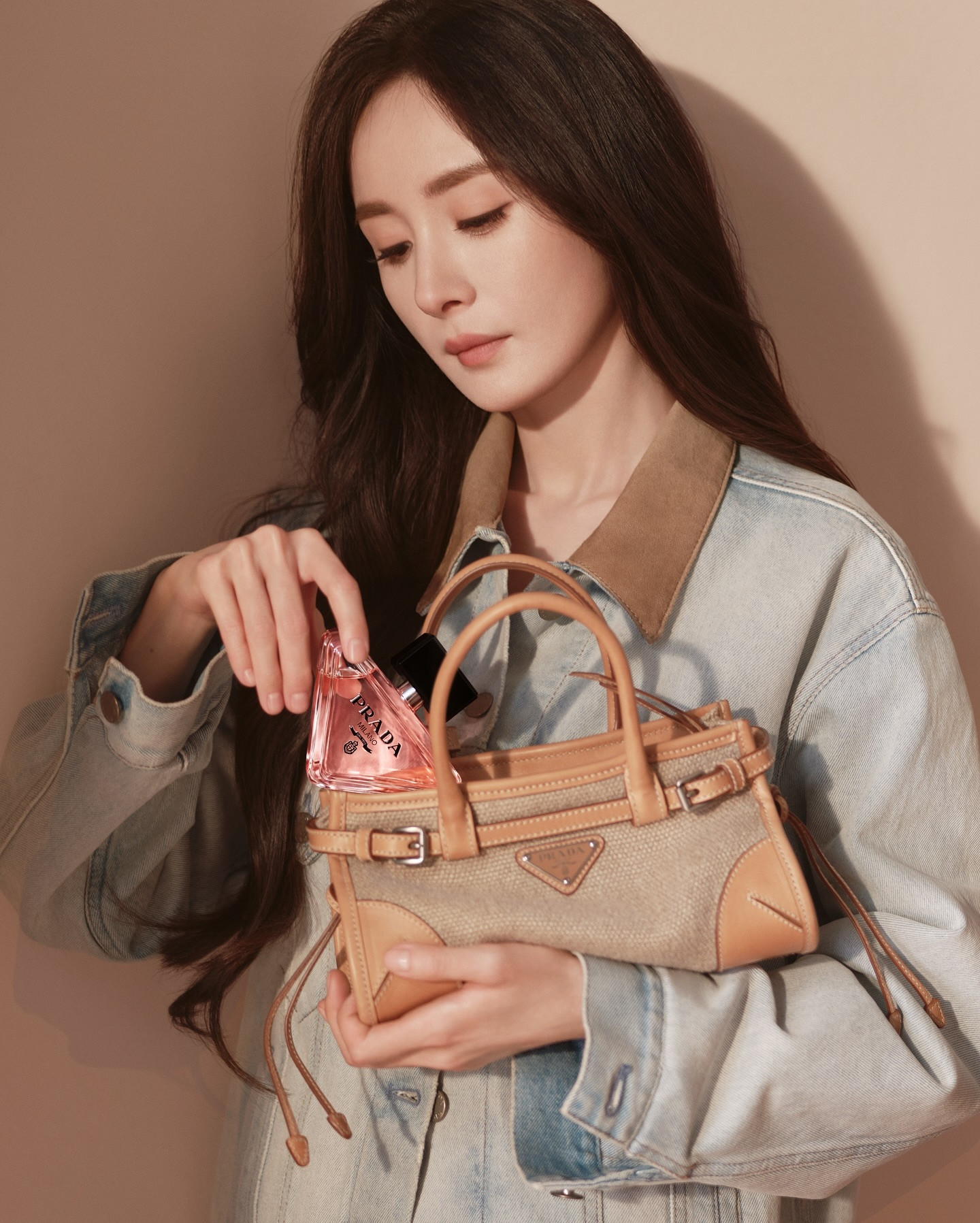 杨幂杨幂prada香氛代言人PRADA外网ins+Facebook同步官宣?