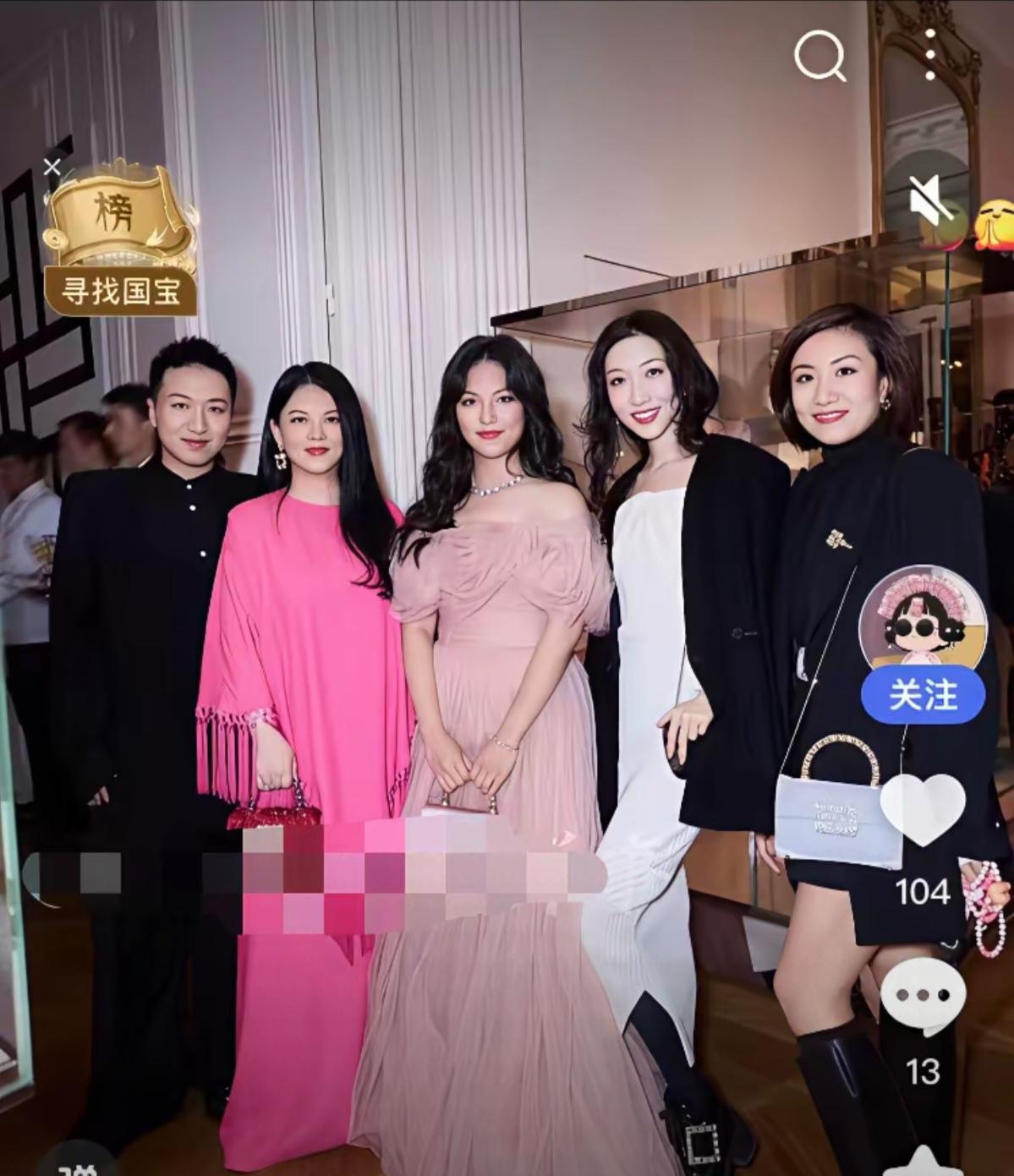 她不是在晒包，是在晒成绩单。16岁，第一笔30万奖学金，没买LV，没换车，全捐