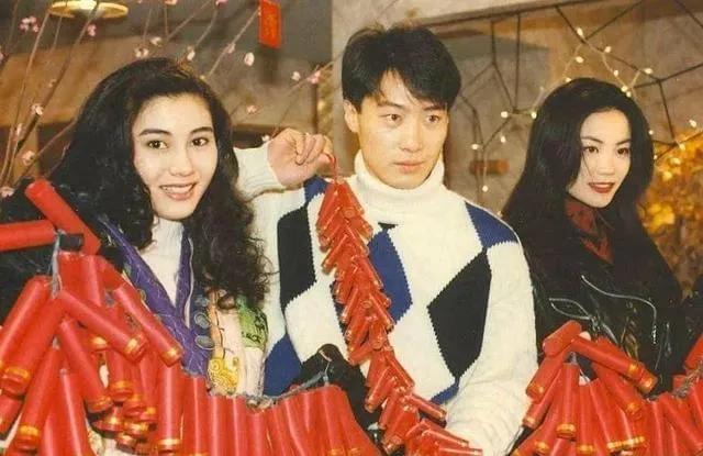王菲颜值没得说，她和李嘉欣在一起合影也不见输多少。但平常人和李嘉欣同框，瞬间就被