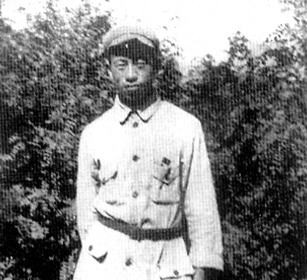 1943年赴延安，女干部一路死盯男科长，保卫局扒下他衣服，12斤黄金嵌进烂肉惹人
