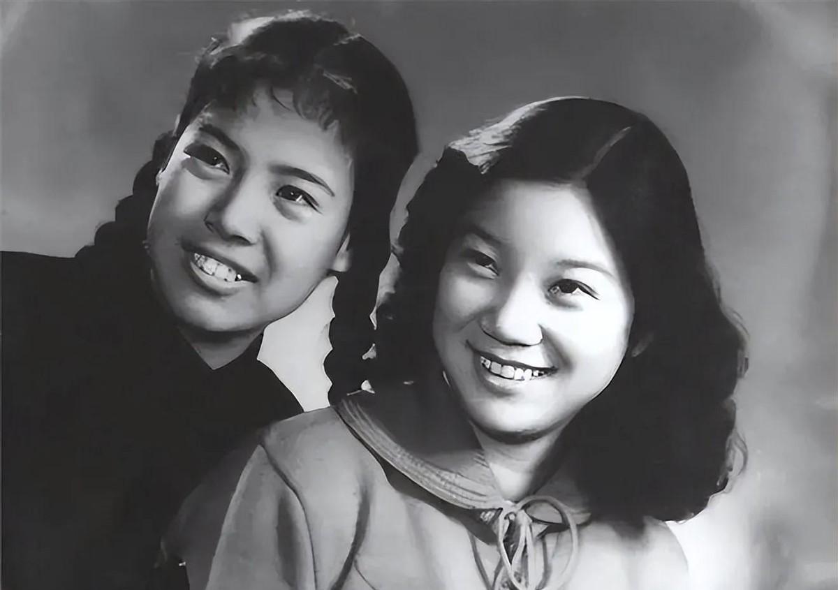 22年主席儿媳刘思齐去世，李敏李讷未出席，却来了位“神秘人物”“您看，这是大