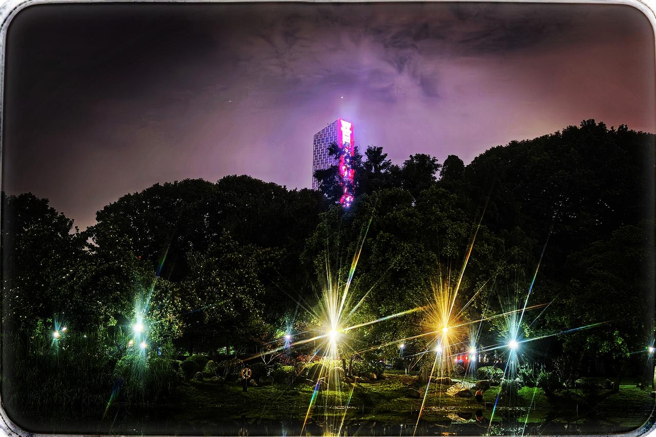 夜访解放公园夜幕如墨，缓缓将世界笼罩，我怀着好奇，踏上夜访的小道，为赴亲戚之约