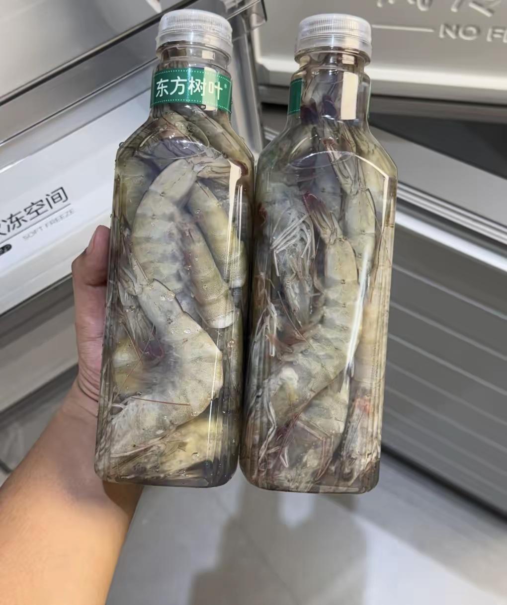我每年夏天都干一件事，买一箱瓶装水，水倒掉瓶子留着，装满活虾冻起来，冬天吃。​