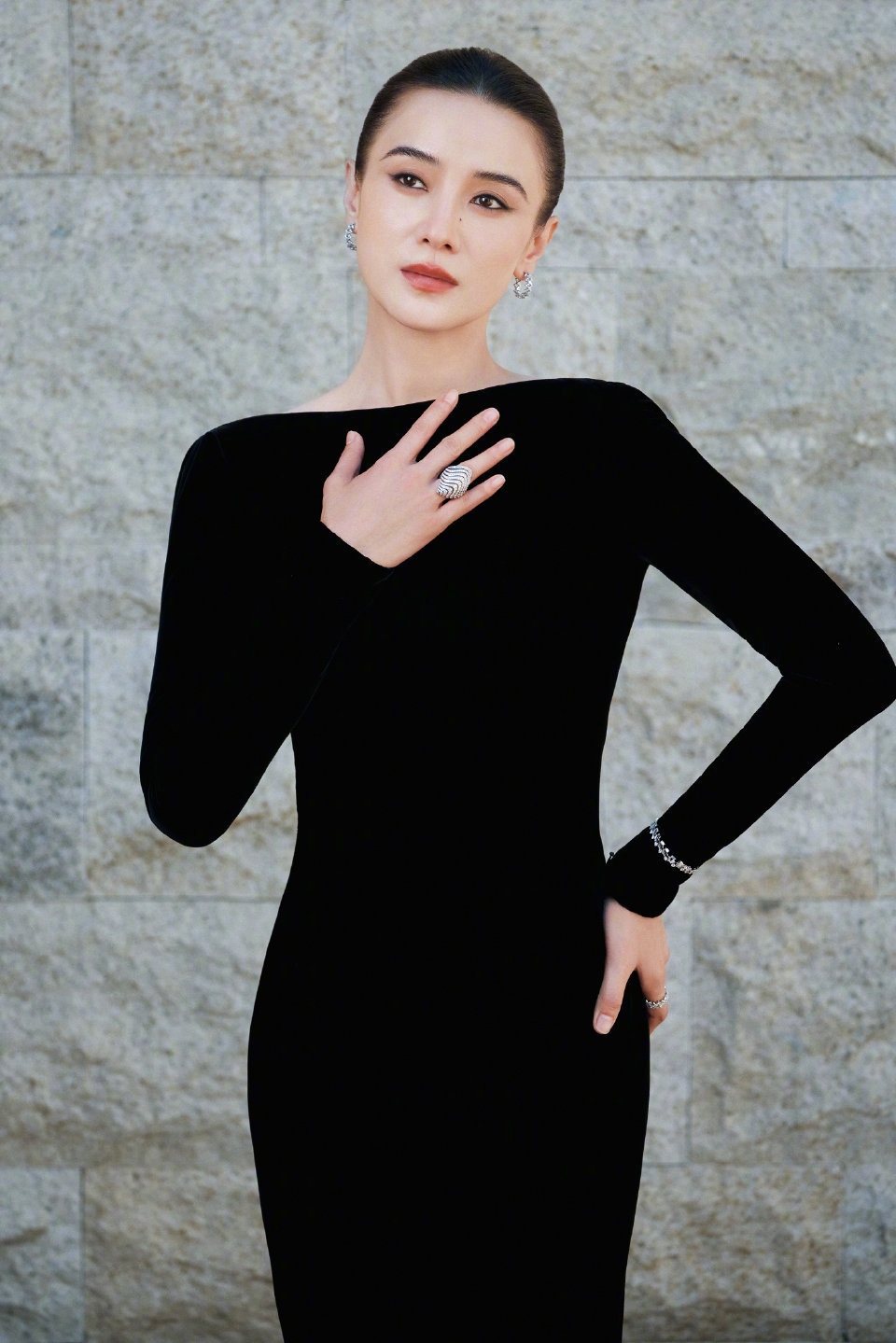 宋佳身穿圣罗兰礼服，搭配卡地亚高珠亮相金鸡奖红毯，期待今晚会有好消息。