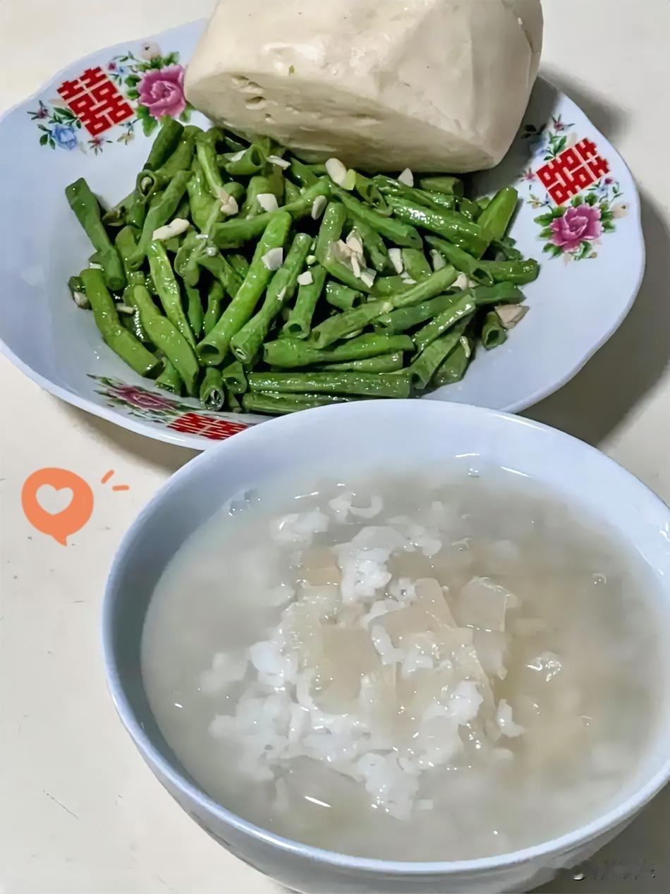 最近我发现一个怪事，现在很多退休老人吃饭越来越简单化了：早餐花10块钱在小区门口