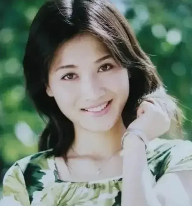 🌞2011年，潘雨辰不顾父母反对，坚持要和刚刚离婚的侯勇结婚。婚后，44岁