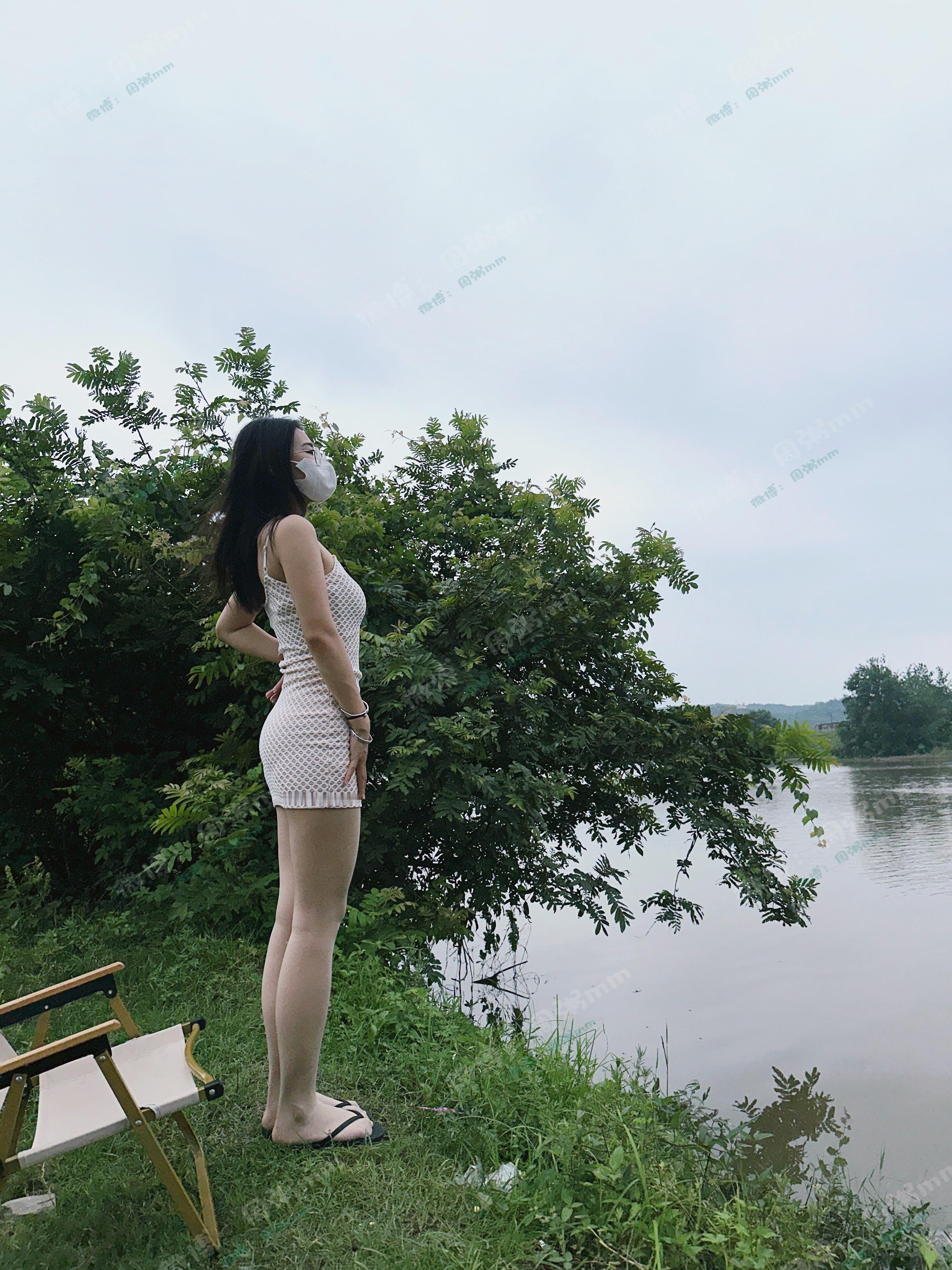 白色包臀裙也可以在户外休闲今日穿搭(ootd)​​​