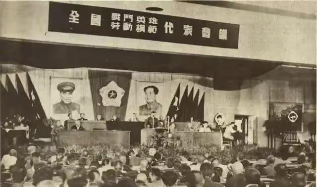1950年，68名战斗英雄参加完表彰大会，在下火车时，却遭到200多名土匪的袭击