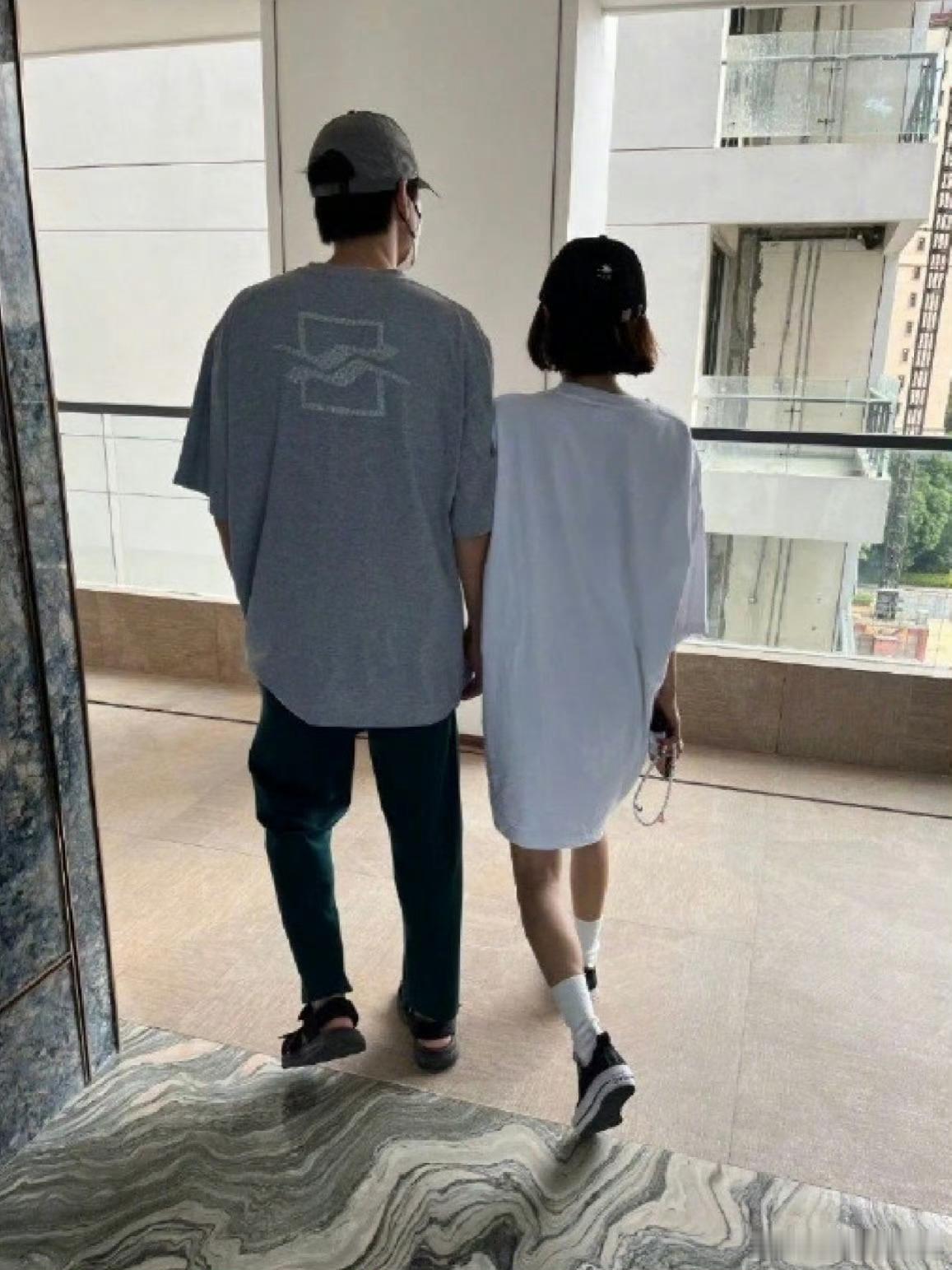 魏大勋秦岚从未正式回应“深夜进住所”“帮拎包同车”…2025-2026互动