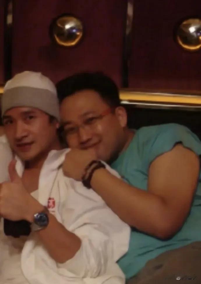 我倒觉得于正只是为了躲避舆论风向而已，他可是混迹娱乐圈那么久的老油条，不会太单