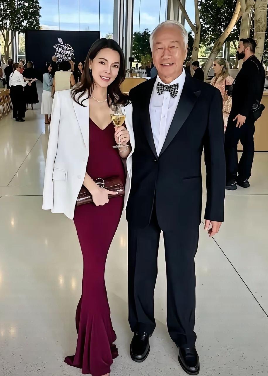 台湾首富郭台铭和妻子曾馨莹同框合影，郭台铭今年73岁，一身笔挺西装满头白发，看起