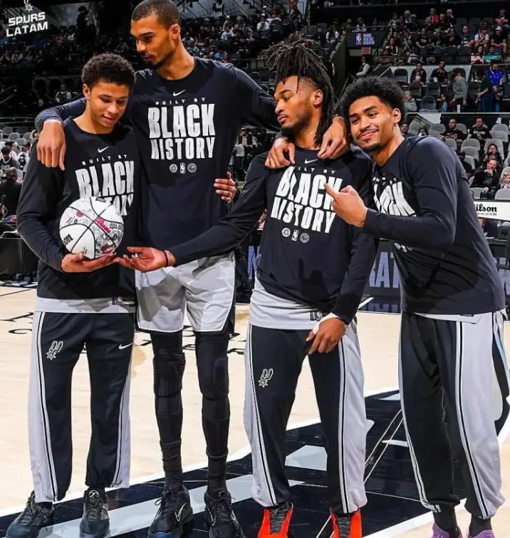 卡布被骂希望能认清自己其他人失误什么的主教练没什么。卡布打不好米奇一顿骂这是