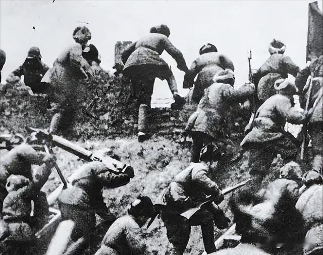 塔山阻击战诡异一幕：王牌赵子龙师为何放着重炮不用非要排队送死？自杀式冲锋背后隐藏