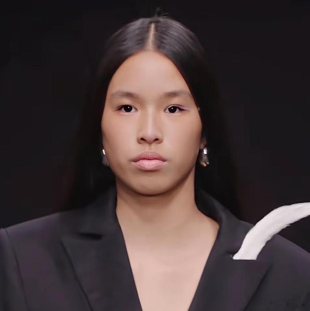 果然还是有钱人能养娃，这长相在国内路人一个，张庭夫妻直接把女儿送到国外，摇身一变成黑天鹅了，在欧美圈